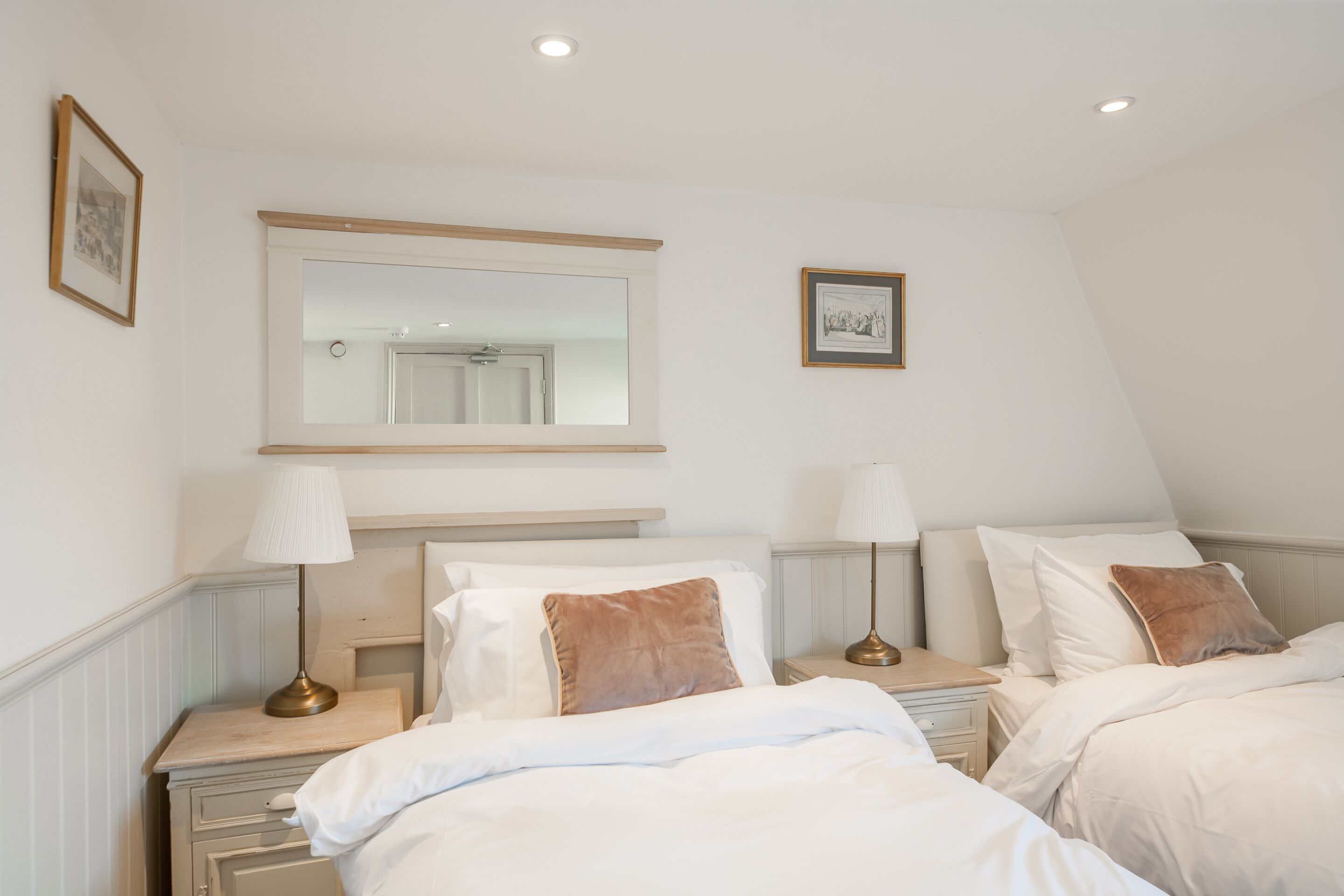 4 Schlafzimmer, Zimmersafe, Schreibtisch, Bügeleisen/Bügelbrett