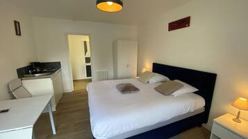 Comfort Studio | Individually decorated, individually furnished, desk, free WiFi