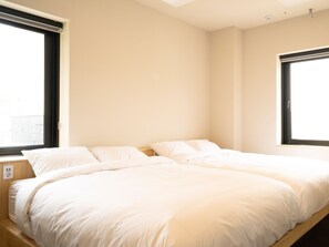 Premium bedding, pillow-top beds, desk, laptop workspace - Wegoinn Hostel (Seoul)