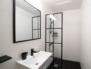 Chuveiro, produtos de toalete grátis, secador de cabelo, chinelos