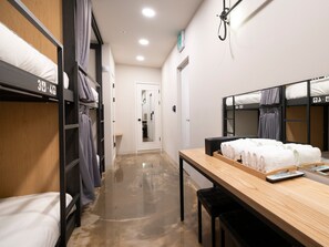 Roupas de cama premium, camas com colchões pillow-top, escrivaninha