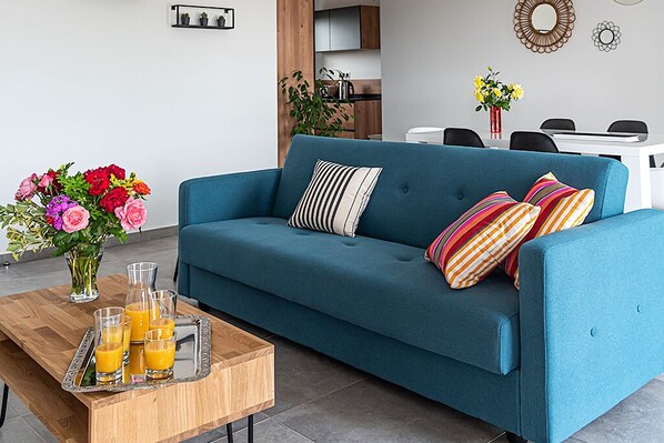 TV, DVD player, books, stereo