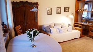 Interior - Ferienwohnung Südwest, 45 qm Obergeschoss, 1 Wohnzimmer, 1 Separates Schlafzimmer (Höslwang)