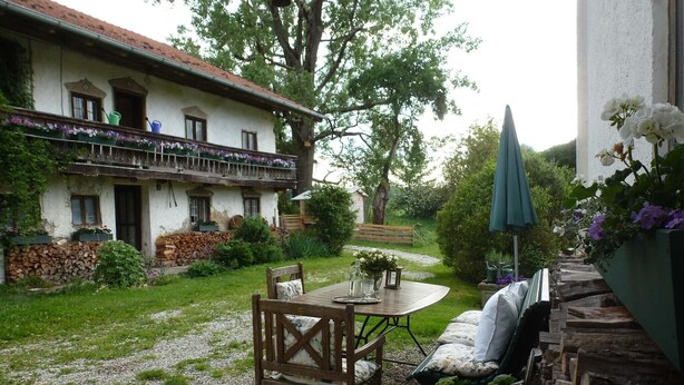 Outdoor dining - Ferienwohnung Südwest, 45 qm Obergeschoss, 1 Wohnzimmer, 1 Separates Schlafzimmer (Höslwang)