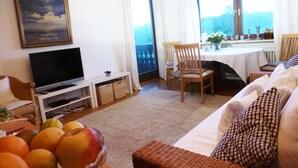 Living area - Ferienwohnung Südwest, 45 qm Obergeschoss, 1 Wohnzimmer, 1 Separates Schlafzimmer (Höslwang)