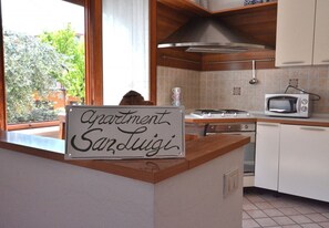 Refrigerador con freezer, microondas, horno, placa de cocina