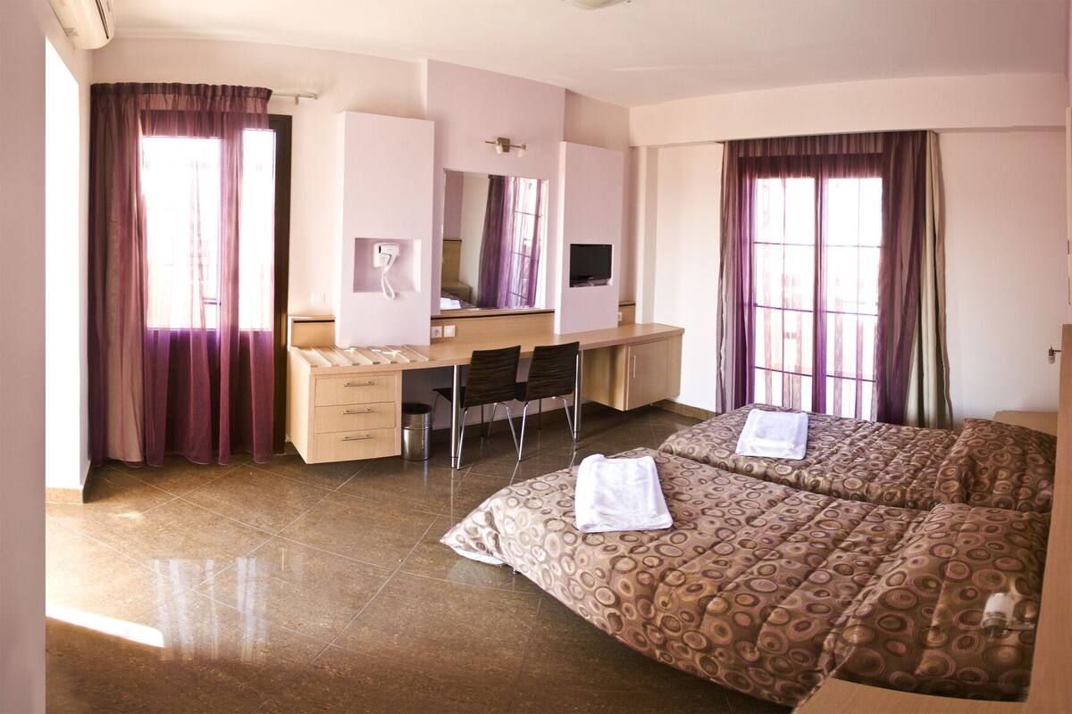 Cofres nos quartos, quartos à prova de som, Wi-Fi de cortesia