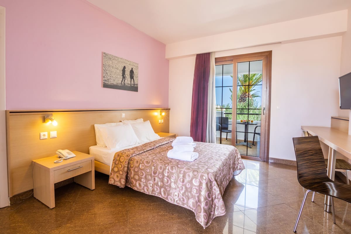 Cofres nos quartos, quartos à prova de som, Wi-Fi de cortesia