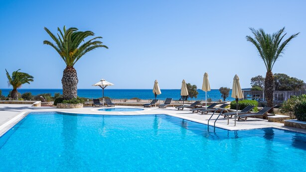 Outdoor pool, pool umbrellas, pool loungers - Irini Hotel (Karpathos)