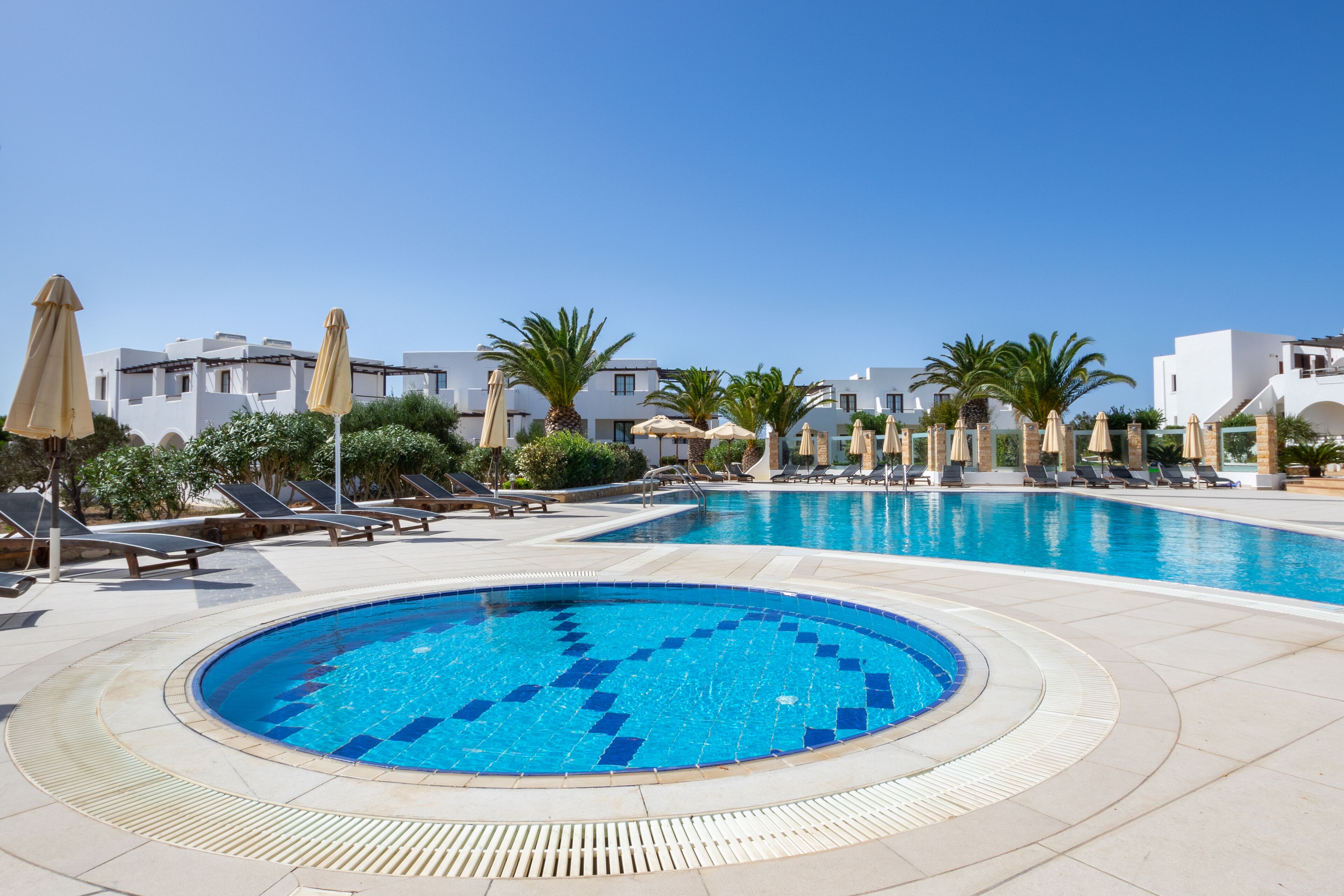 حمّام سباحة خارجي، مظلات على حمّام السباحة، مقاعد للتشمس