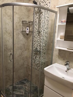 Apartamento, 1 quarto, para fumantes, piscina particular | Banheiro | Produtos de toalete grátis, secador de cabelo, toalhas de banho 