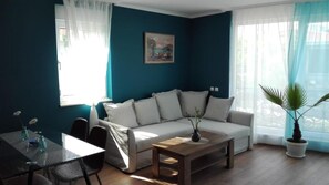 Apartment, 1 Bedroom, Smoking, Private Pool | Ruang tamu | TV skrin rata 