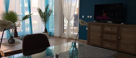 تلفزيون بشاشة مسطحة