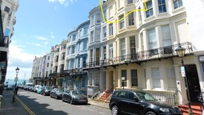 A row of townhouses with a clear blue sky. - Beachfront Studio w/ Sea View & Prime Location (Brighton)