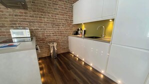 Coffee/tea maker, fridge, microwave, oven - Beachfront Studio w/ Sea View & Prime Location (Brighton)