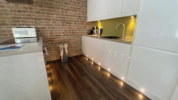 Coffee/tea maker, fridge, microwave, oven