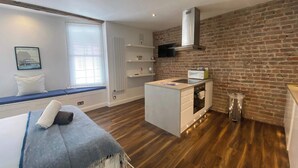 1 bedroom, iron/ironing board, WiFi, bed sheets - Beachfront Studio w/ Sea View & Prime Location (Brighton)