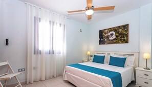 2 bedrooms, in-room safe, iron/ironing board, WiFi - Apartment 5 Small block of 6 apartments, a stones through from Marina Rubicon (Playa Blanca)