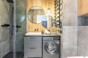 Dusche, Haartrockner, Handtücher, Seife