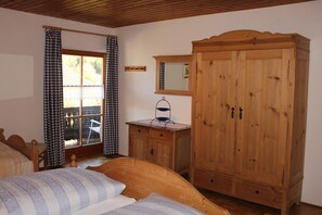 2 عدّة غرف نوم ومكواة/لوح كي وخدمة الإنترنت وملاءات أسرّة