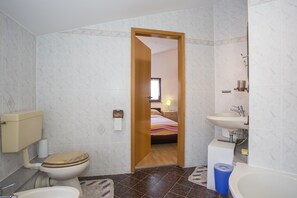 Apartamento conforto, 2 quartos, terraço | Banheiro | Secador de cabelo, toalhas de banho