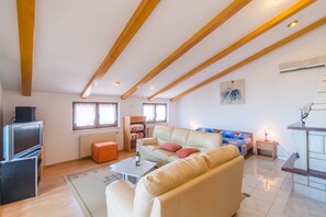 Comfort-Apartment, 2 Schlafzimmer, Terrasse | Wohnbereich