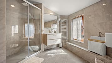 Appartamento Comfort, 2 camere da letto, terrazzo | Bagno | Asciugacapelli, asciugamani