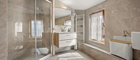 Comfort Apartment, 2 Bedrooms, Terrace | Bathroom | Hair dryer, towels