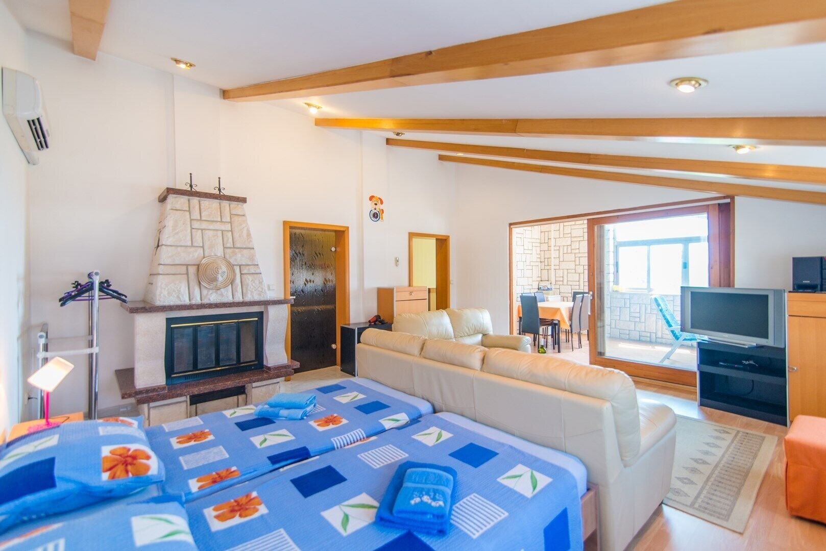 Apartamento conforto, 2 quartos, terraço | Área de estar | TV