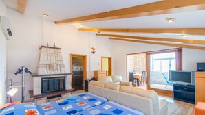 Leilighet – comfort, 2 soverom, terrasse | Oppholdsområde | TV