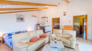 Leilighet – comfort, 2 soverom, terrasse | Oppholdsområde | TV