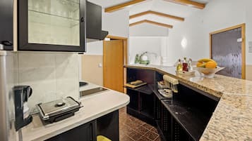 Appartamento Comfort, 2 camere da letto, terrazzo | Cucina privata | Frigorifero, microonde, piano cottura, macchina per tè/caffè