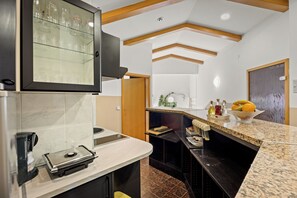 Comfort Apartment, 2 Bedrooms, Terrace | Private kitchen | Fridge, microwave, stovetop, coffee/tea maker
