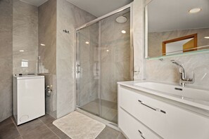 Comfort Apartment, 2 Bedrooms, Terrace | Bathroom