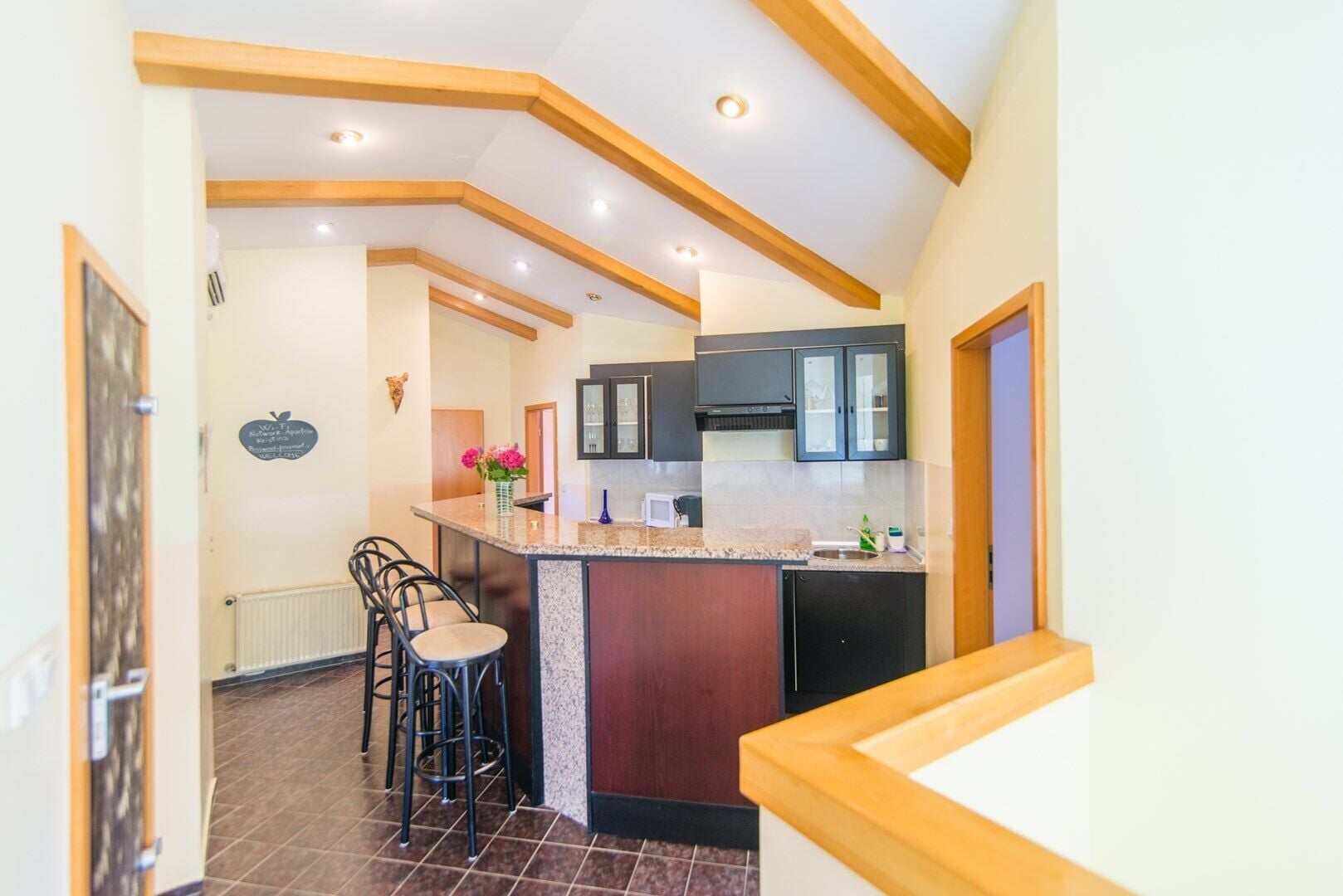 Apartamento conforto, 2 quartos, terraço | Cozinha privada | Geladeira, micro-ondas, cooktop, cafeteira/chaleira