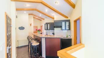 Apartamento conforto, 2 quartos, terraço | Cozinha privada | Geladeira, micro-ondas, cooktop, cafeteira/chaleira