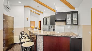 Appartamento Comfort, 2 camere da letto, terrazzo | Cucina privata | Frigorifero, microonde, piano cottura, macchina per tè/caffè