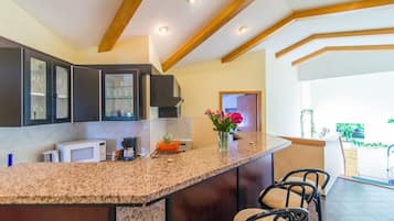 Apartamento conforto, 2 quartos, terraço | Cozinha privada | Geladeira, micro-ondas, cooktop, cafeteira/chaleira