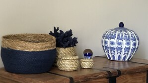 Un cofre de madera con cestas tejidas y adornos decorativos.