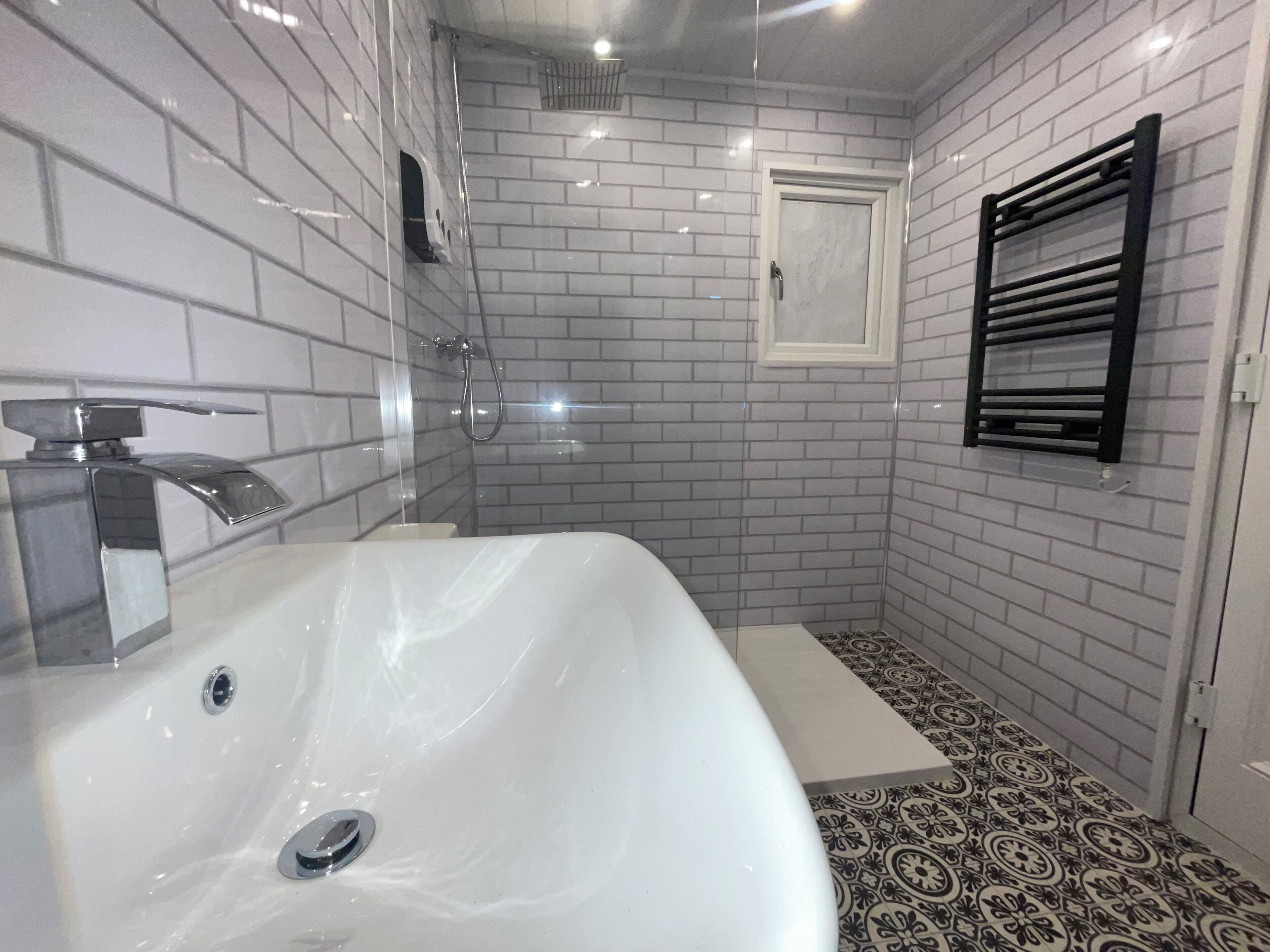 House | Bathroom | Separate tub and shower, deep soaking tub, free toiletries, hair dryer