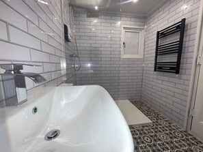 Ferienhaus | Badezimmer | Badewanne und Dusche (separat), Komfortbadewanne