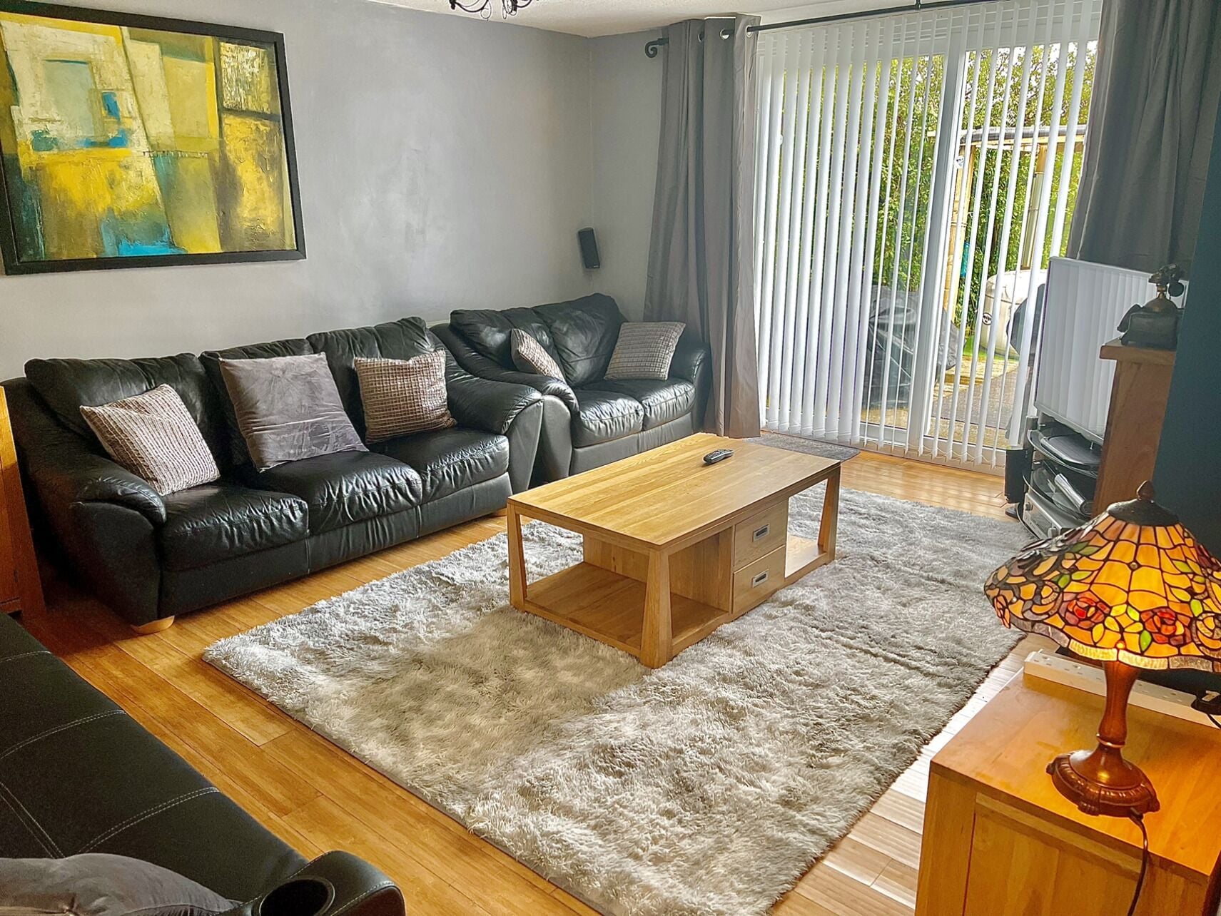 Nhà | Phòng khách | TV 30-inch có truyền hình kỹ thuật số 