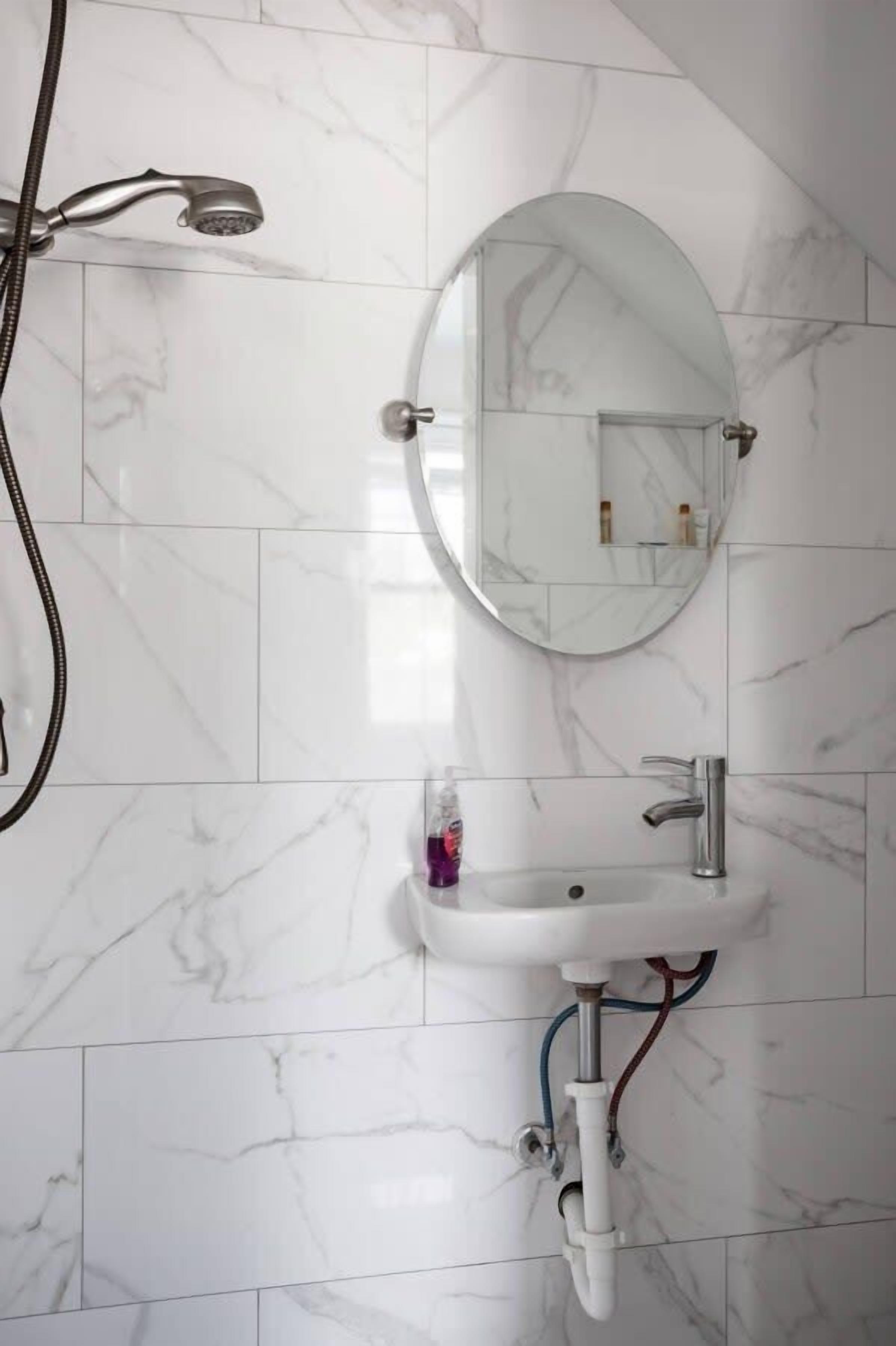 Dusche, Handtücher, Shampoo