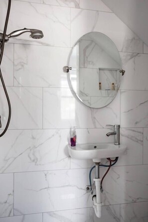 Dusche, Handtücher, Shampoo