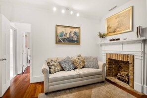 Televisión y chimenea 