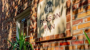 A brick building with a sign that reads "PARSON INN." - The Gallery Suite - by MUSC ★FREE PARKING★ (Charleston)