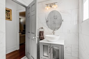 Een douche, handdoeken