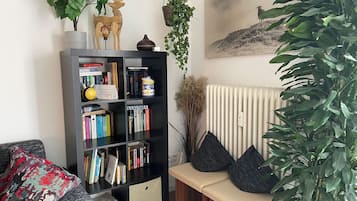 Smart-TV, DVD-Player, Bücher, Videothek