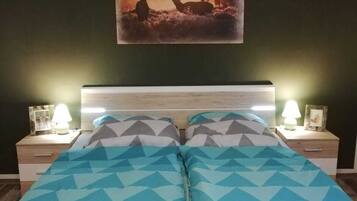 3 bedrooms, desk, iron/ironing board, free WiFi