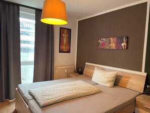 3 bedrooms, desk, iron/ironing board, free WiFi